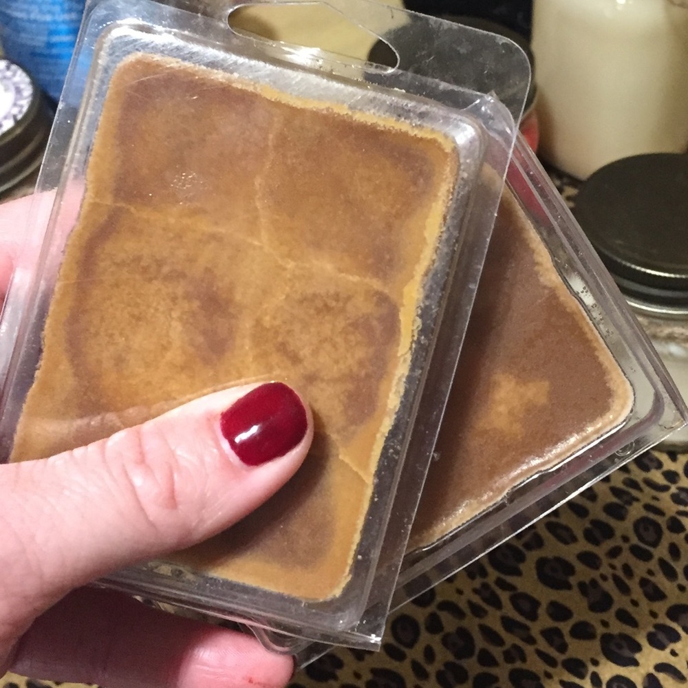100% Soy wax melts 2. Leather & Lace melts